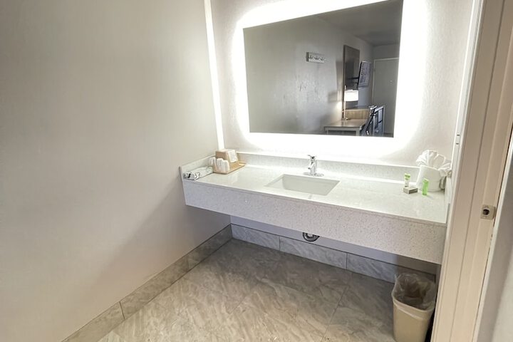 Room 7 of 10