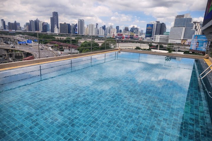 Pool 100 of 195