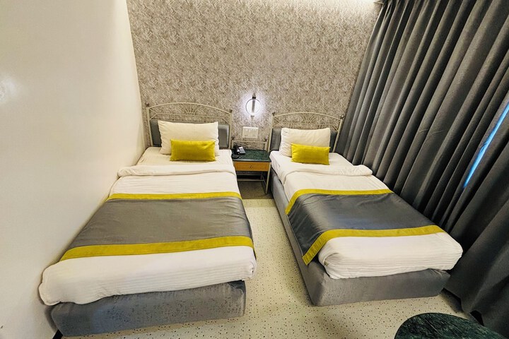 Room 9 of 40