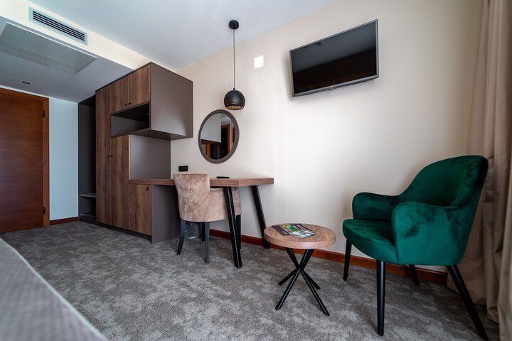 Room 12 of 93