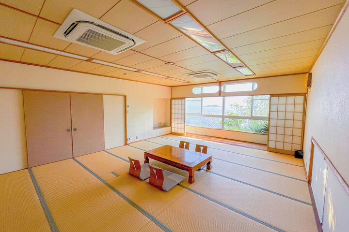 Room 11 of 30