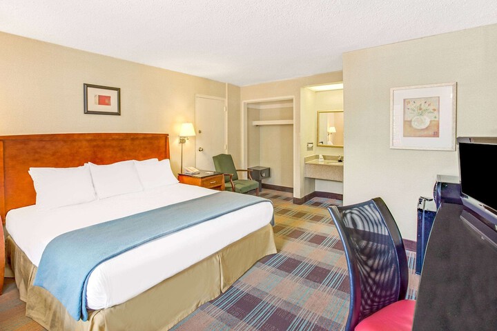 1 King Bed (4 of 5)