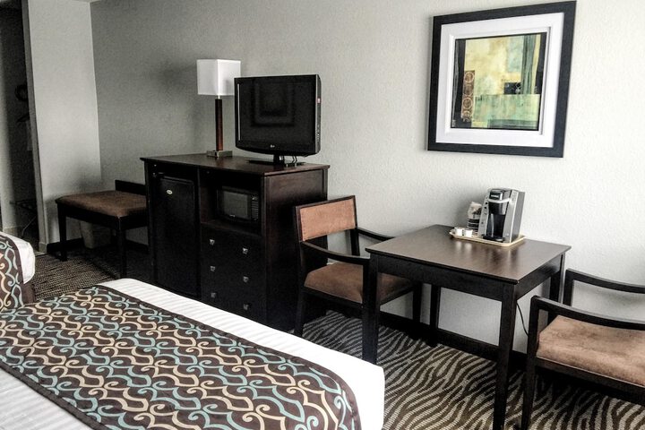 1 King Bed High Speed Internet Accessible Sofa Bed Microwave and Refrigerator Desk Full Breakfast (11 of 16)