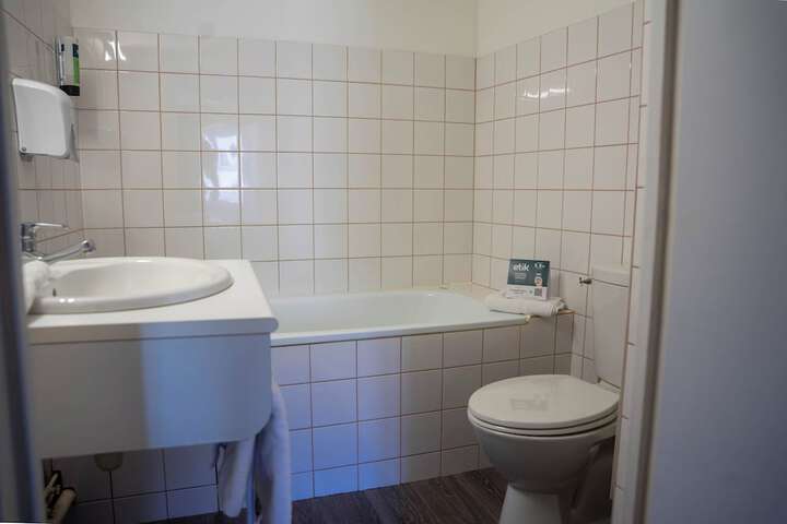 Room 10 of 16