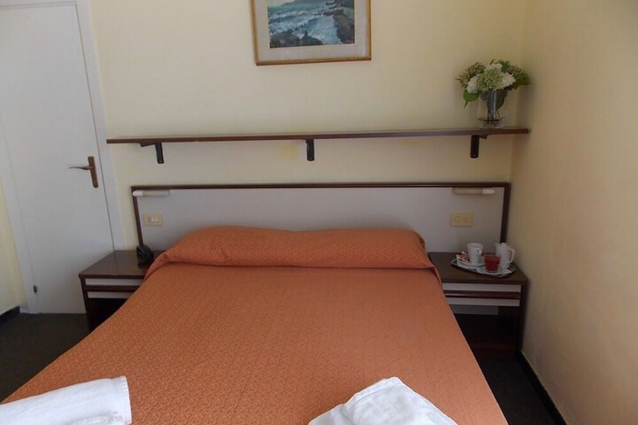 Room 12 of 65