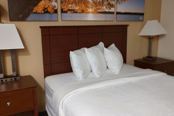 1 Queen Bed (9 of 19)