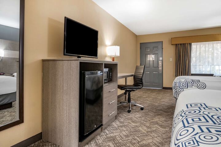 2 Queen Beds High Speed Internet Accessible Coffee Maker Iron and Ironing Board Hairdryer Full Breakfast (3 of 7)