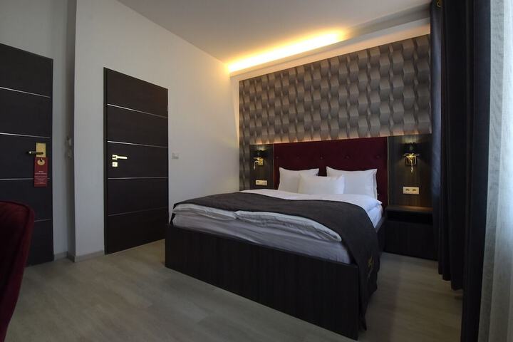 Room 5 of 9