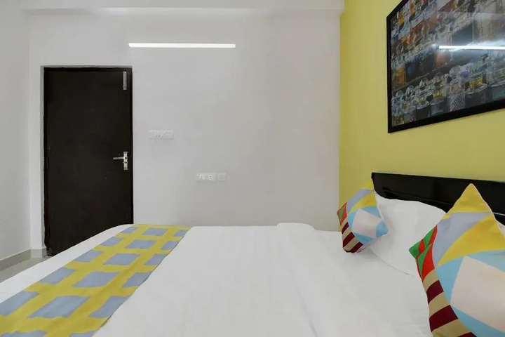 Room 4 of 8