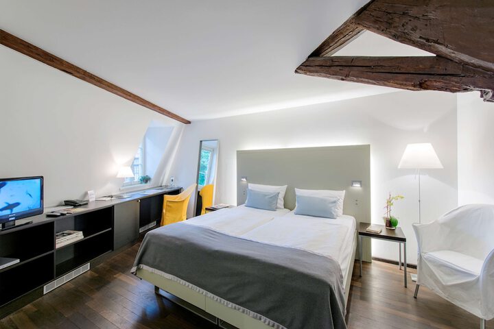 Room 8 of 90