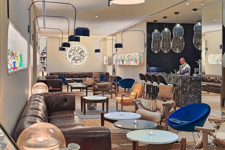 Lounge 50 of 85