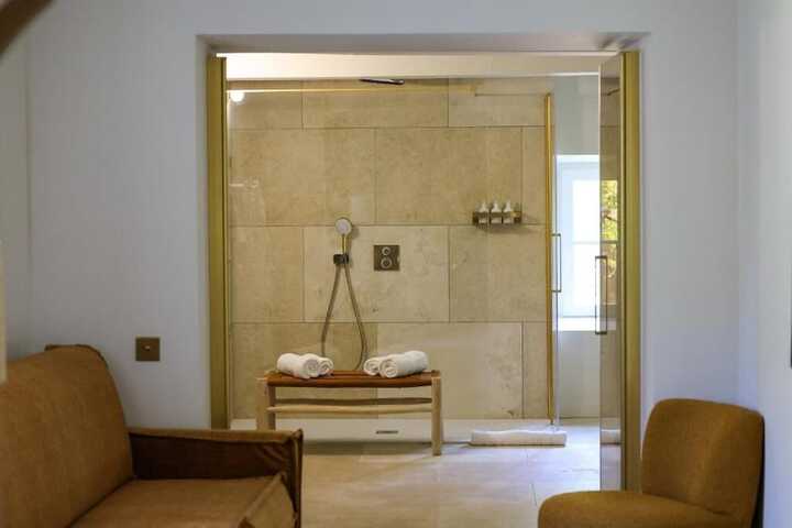 Room 18 of 28
