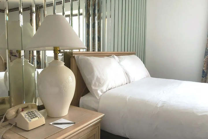 Room 4 of 17