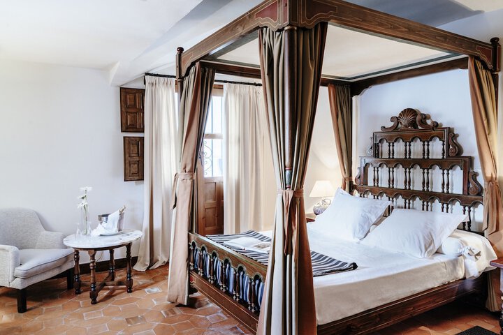 Room 2 of 33