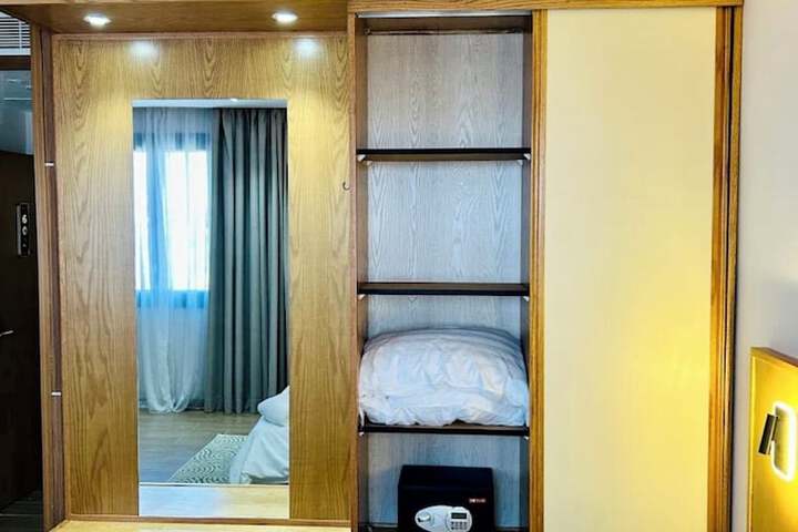 Room 9 of 28