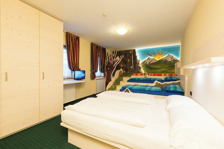 Room 30 of 79