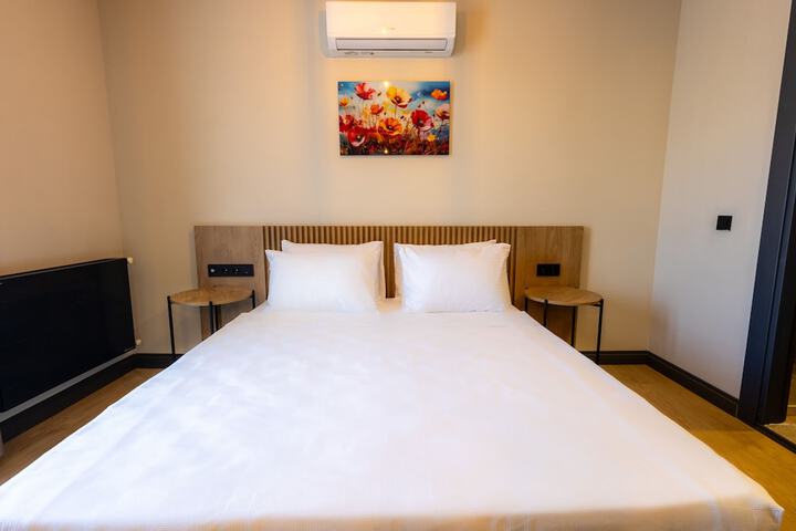 Room 4 of 33