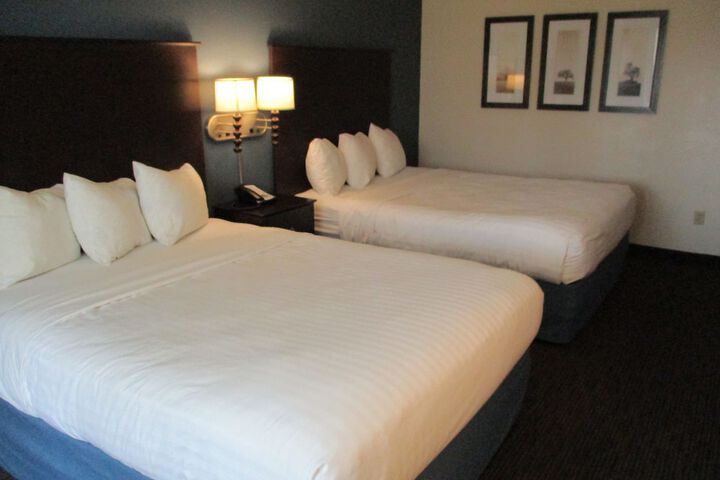 2 Queen Beds (1 of 13)