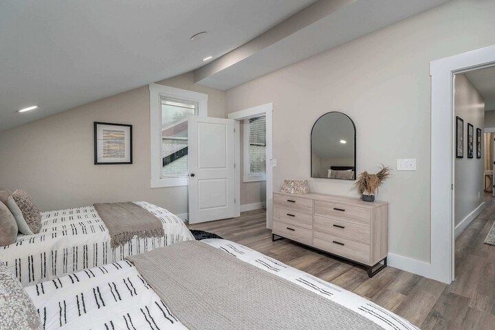Room 4 of 33