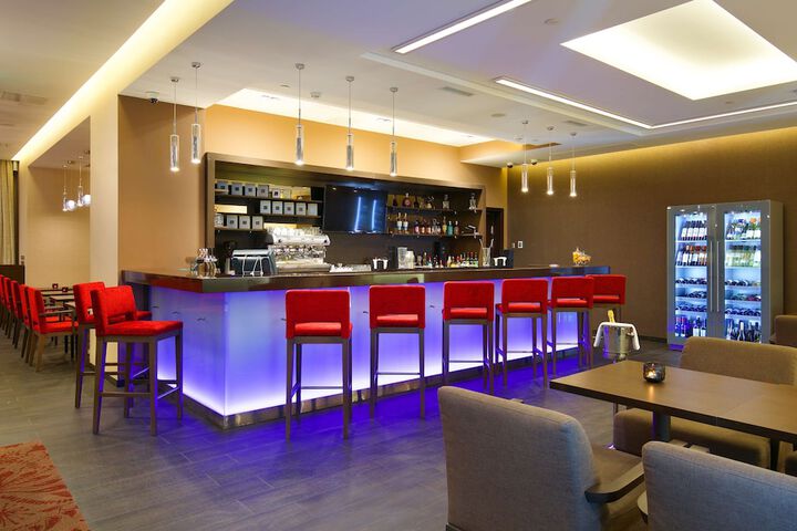 Lounge 74 of 92