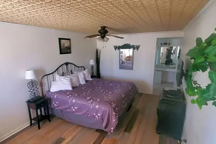 Room 5 of 11