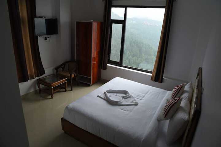Room 27 of 76