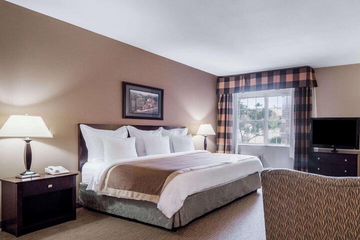 1 Queen Bed Efficiency Suite (6 of 24)