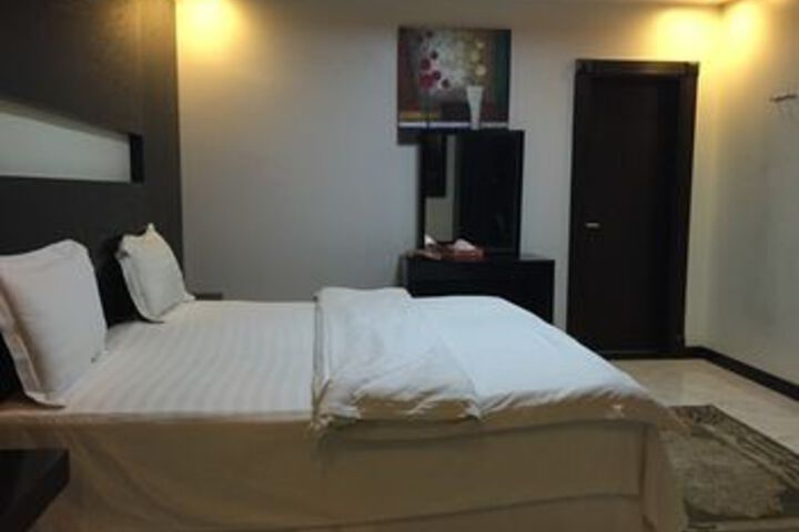 Room 10 of 29