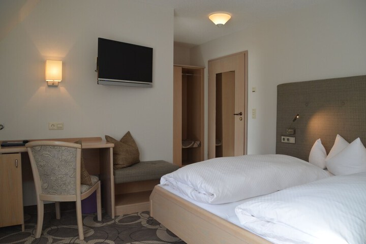 Room 4 of 87