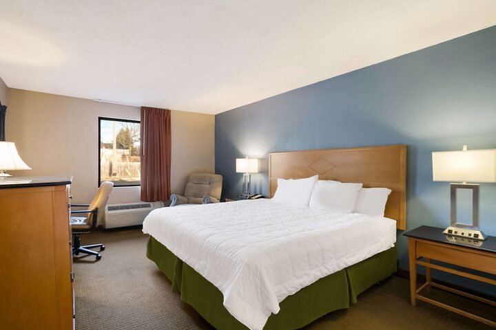 1 King Bed (4 of 8)