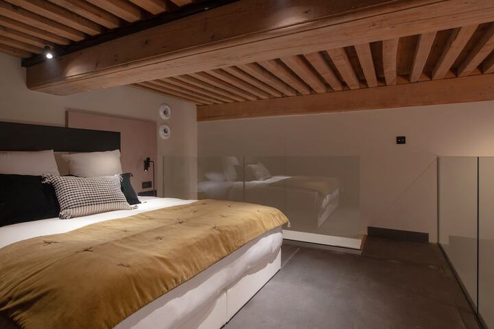 Room 203 of 780