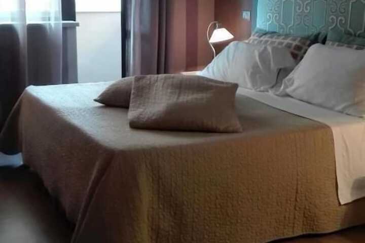 Room 6 of 28