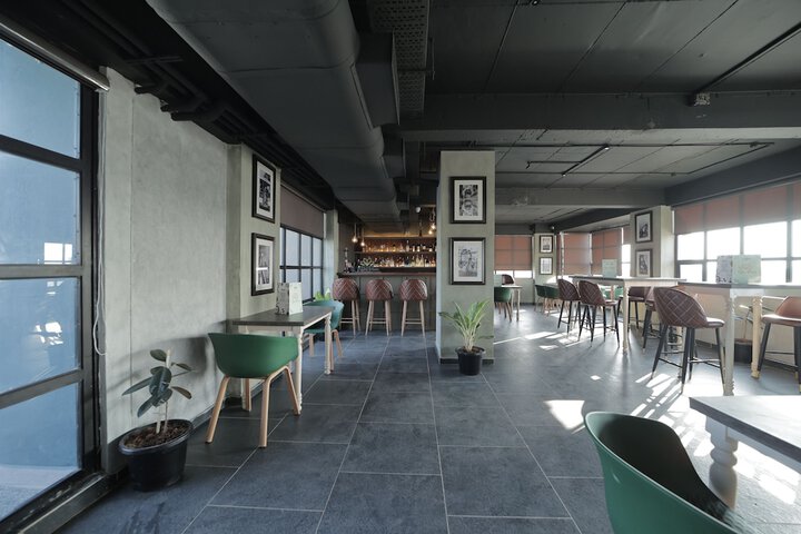 Lounge 43 of 49