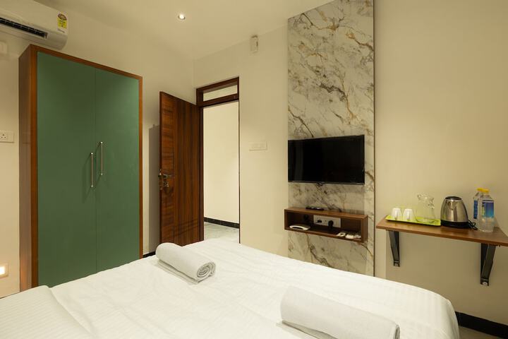 Room 4 of 12