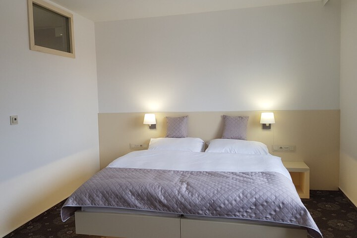 Room 12 of 25