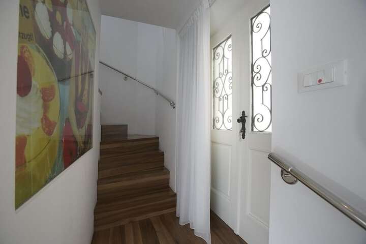 Room 21 of 166