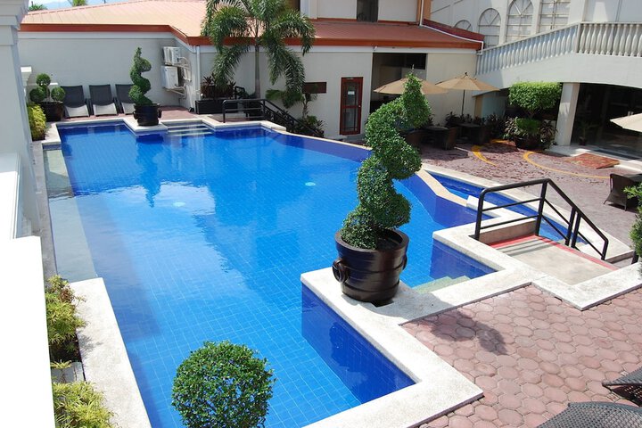 Pools & Facilities