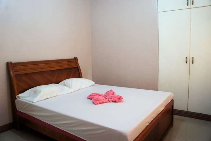 Room 4 of 12