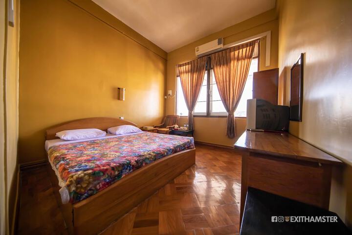 Room 6 of 28