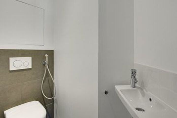 Room 6 of 102