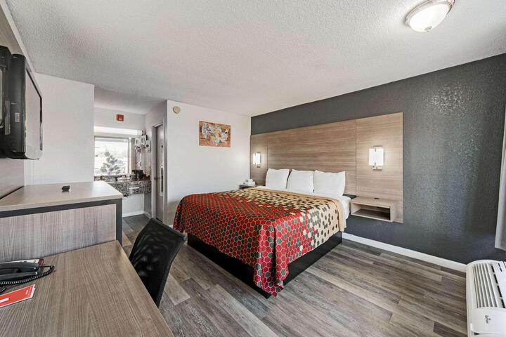1 King Bed (4 of 10)