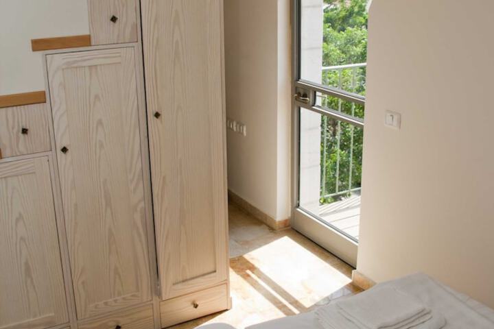 Room 2 of 47