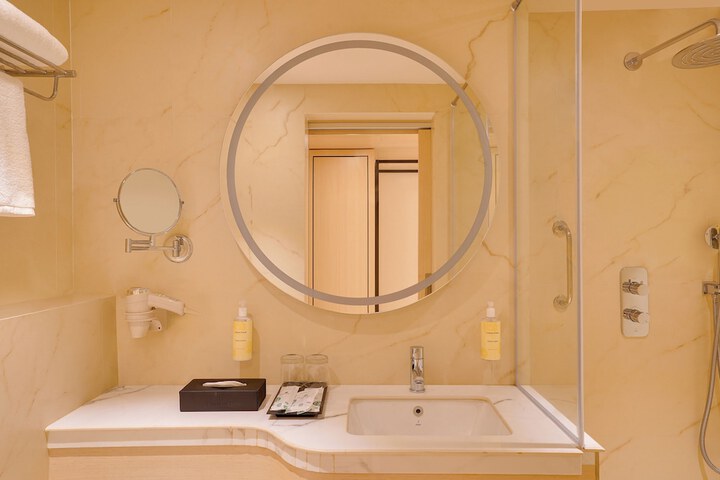 Room 33 of 47