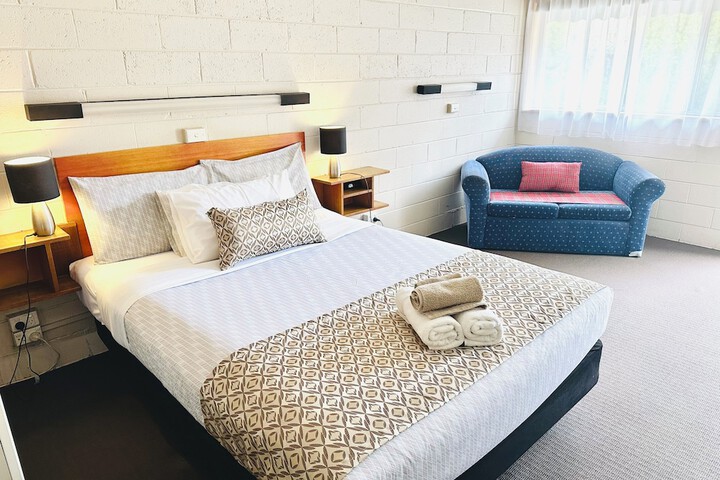Room 5 of 8