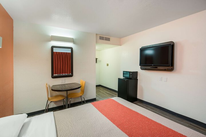 1 Queen Bed (8 of 16)