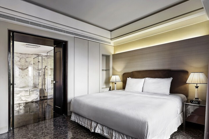 Room 10 of 38