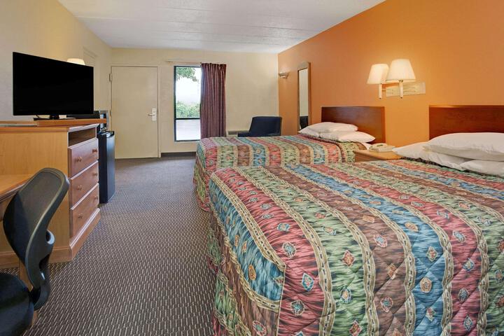 Modern Kingbed (4 of 19)
