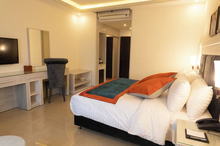 Room 15 of 38