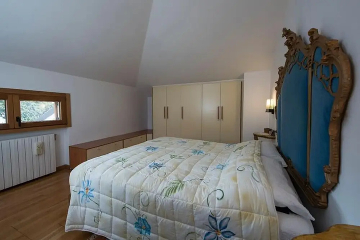 Room 5 of 10