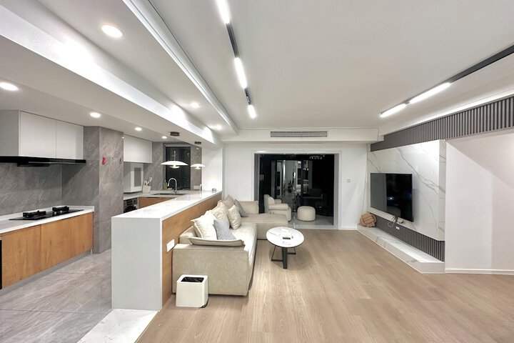 Room 9 of 16